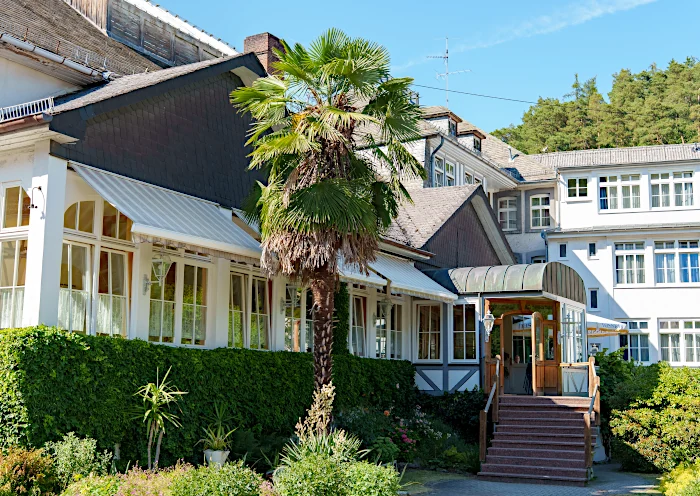 Hotel Kurhaus Ochs - R&uuml;ckseite Hotel mit Eingang vom Parkplatz aus