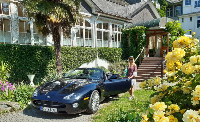 Jaguar Cabrio vor Hotel Kurhaus Ochs, Schmitten, Taunus