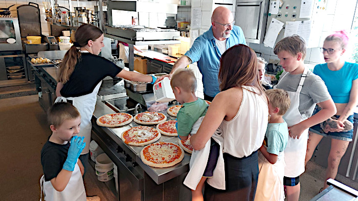 Kinder backen Pizza in unserer Hotelküche
