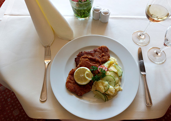 Kalbsschnitzel mit Kartoffel-Gurkensalat