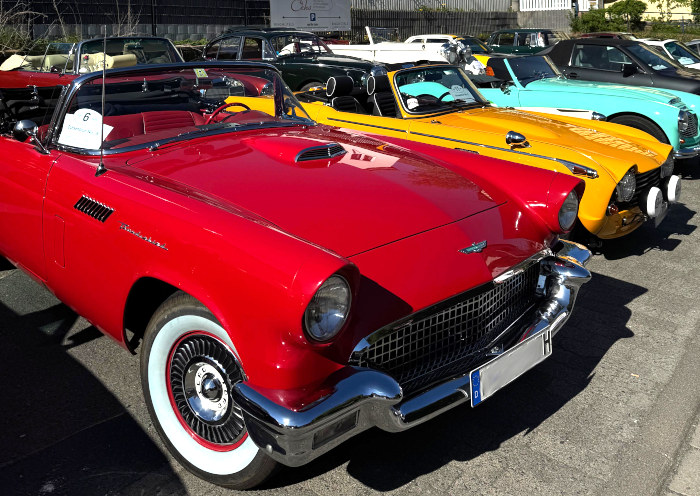 roter, gelber und türkisfarbener Oldtimer auf dem Hotel-Parkplatz vor dem Start zur Ochsentour No 8