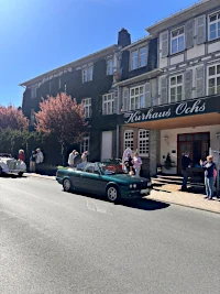 grüner BMW Cabrio Oldtimer beim Start zur Ochsentour No. 9