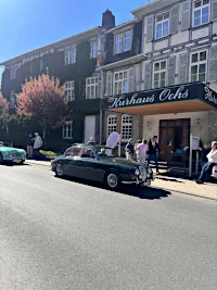 dunkelgrüner Oldtimer beim Start zur Ochsentour No. 9