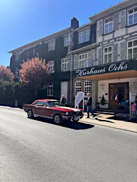 rot-weißer Ford Mustang Oldtimer beim Start zur Ochsentour No. 9