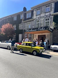 gelber Trabi Oldtimer beim Start zur Ochsentour No. 9