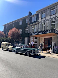 dunkelgrüne Mercedes Limousine beim Start zur Ochsentour No. 9