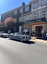 dunkelgrünes Mercedes Cabriolet beim Start zur Ochsentour No. 9