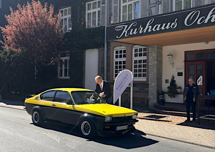 gelb/schwarzer Opel Kadett beim Start zur Ochsentour 2026