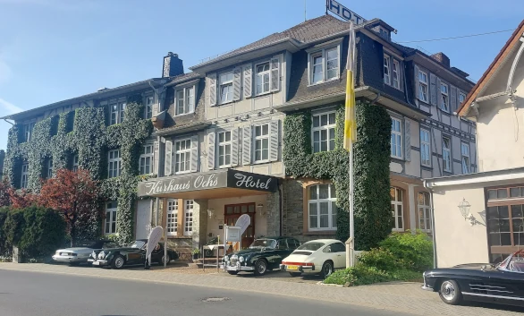 Oldtimer vor dem Hotel Kurhaus Ochs, Schmitten