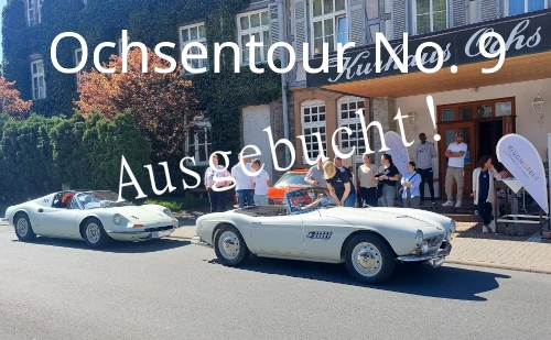2 Oldtimer vor dem Hotel beim Start zur Ochsentour No 8 - Vermerk: Ochsentour No. 9 Ausgebucht