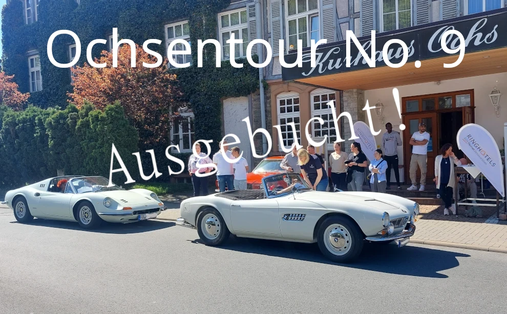 2 Oldtimer beim Start zur Ochsentour 2025 vor dem Hotel Kurhaus Ochs, Schmitten - Vermerk: Ochsentour No. 9 Ausgebucht