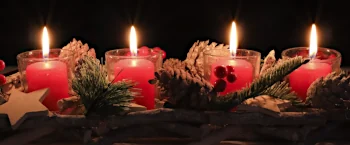 Adventskranz mit 4 brennenden Kerzen