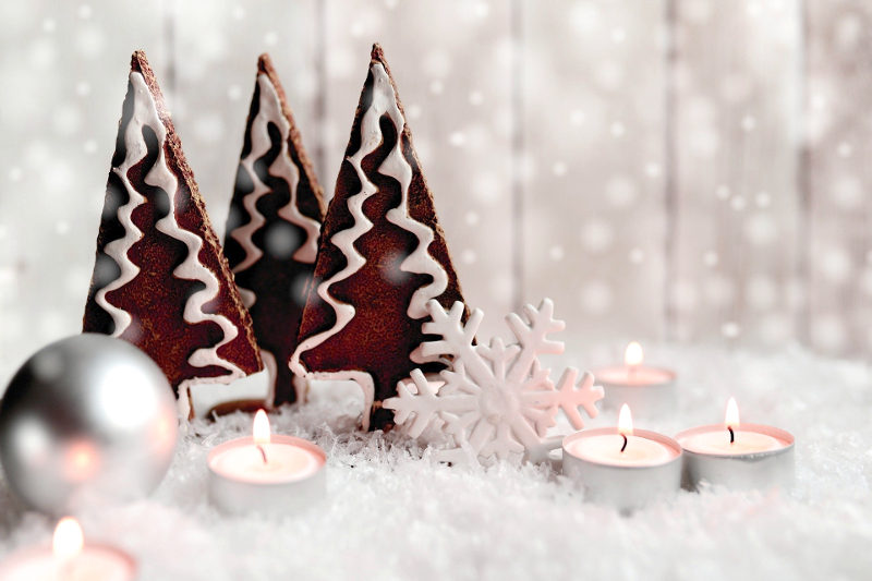 Weihnachtsstimmung mit Kerzen und Lebkuchen